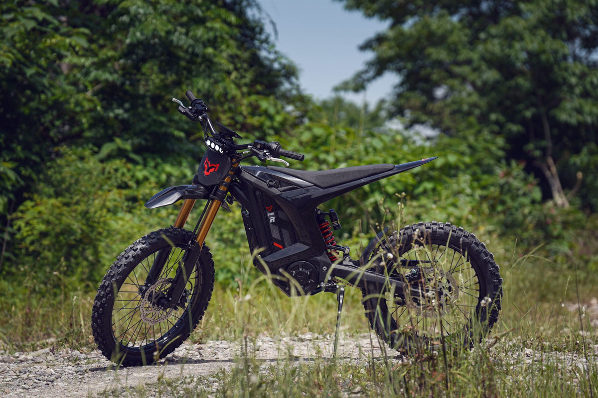 Arctic Leopard XE Pro R three-quarter view on gravel and grass
