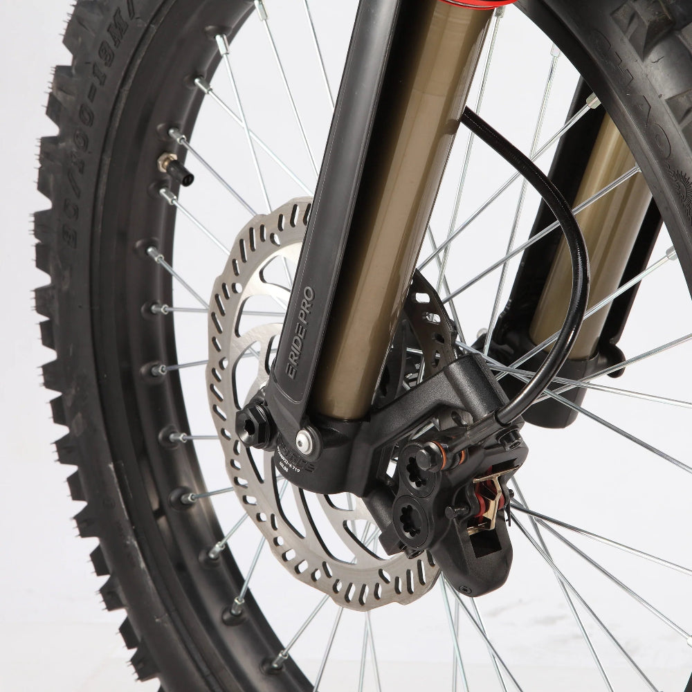 Four-piston hydraulics on 220 mm rotors.