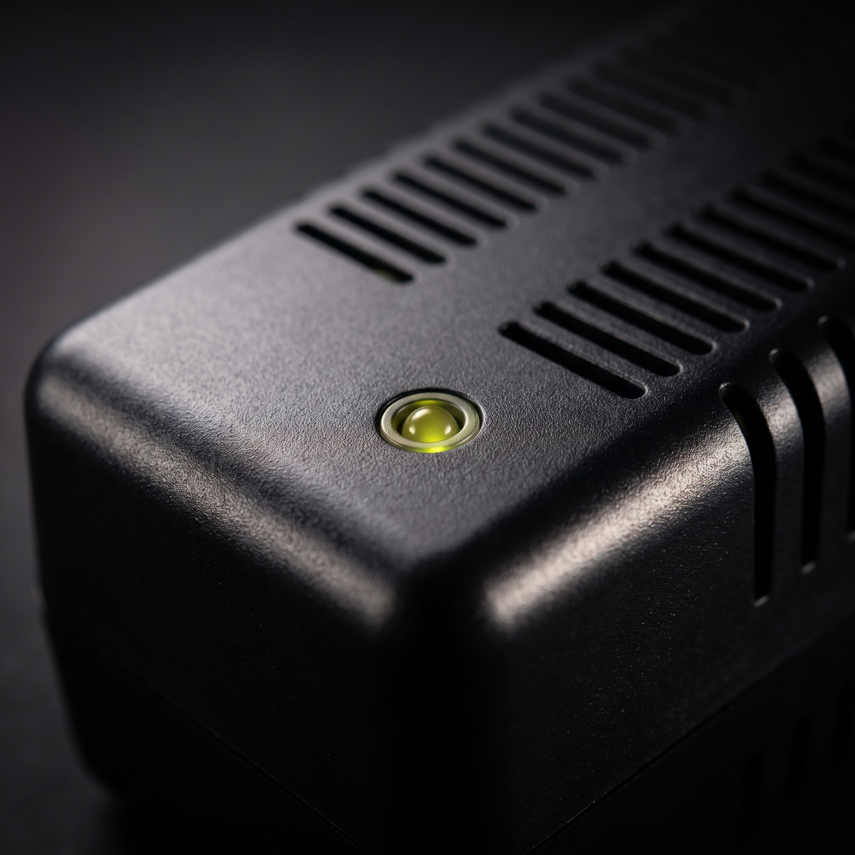 Charge status indicator light on the VM 1 charger housing