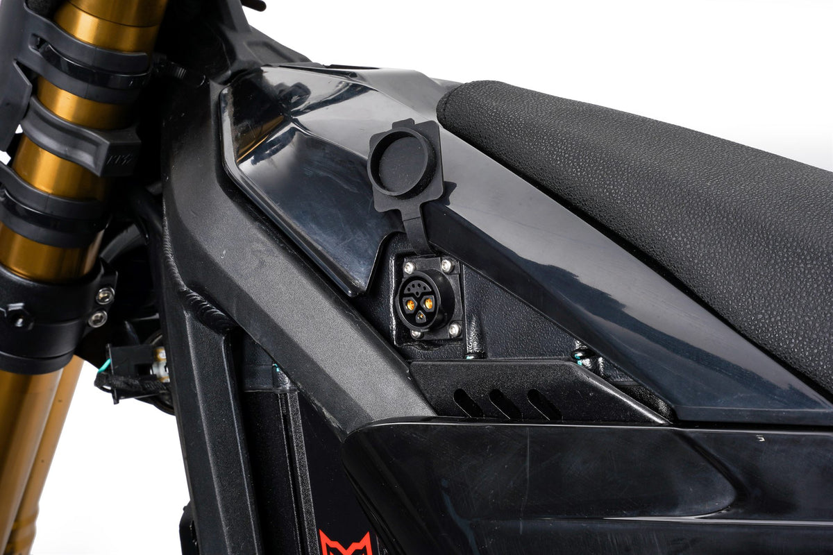 Arctic Leopard XE Pro R battery housing and charge port