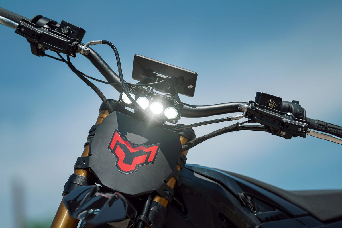 Arctic Leopard XE Pro R cockpit, headlight and handlebar controls