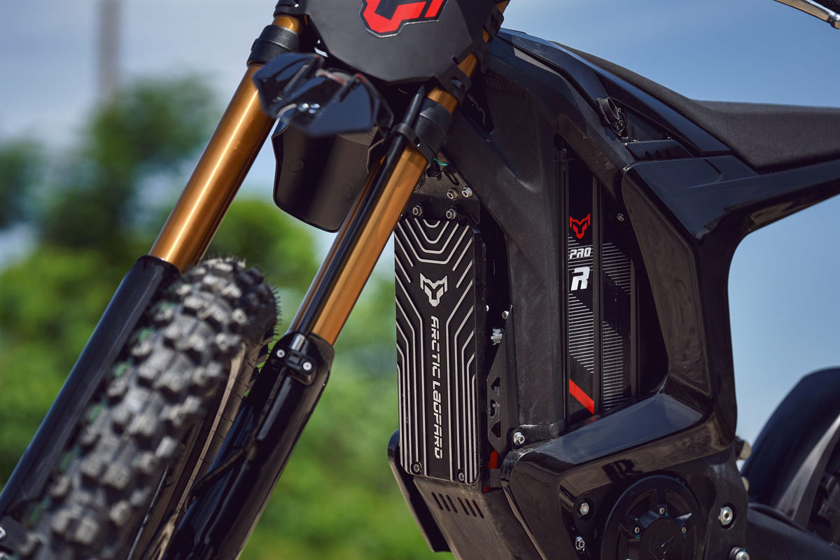 Arctic Leopard XE Pro R fork and battery detail, photographed outdoors