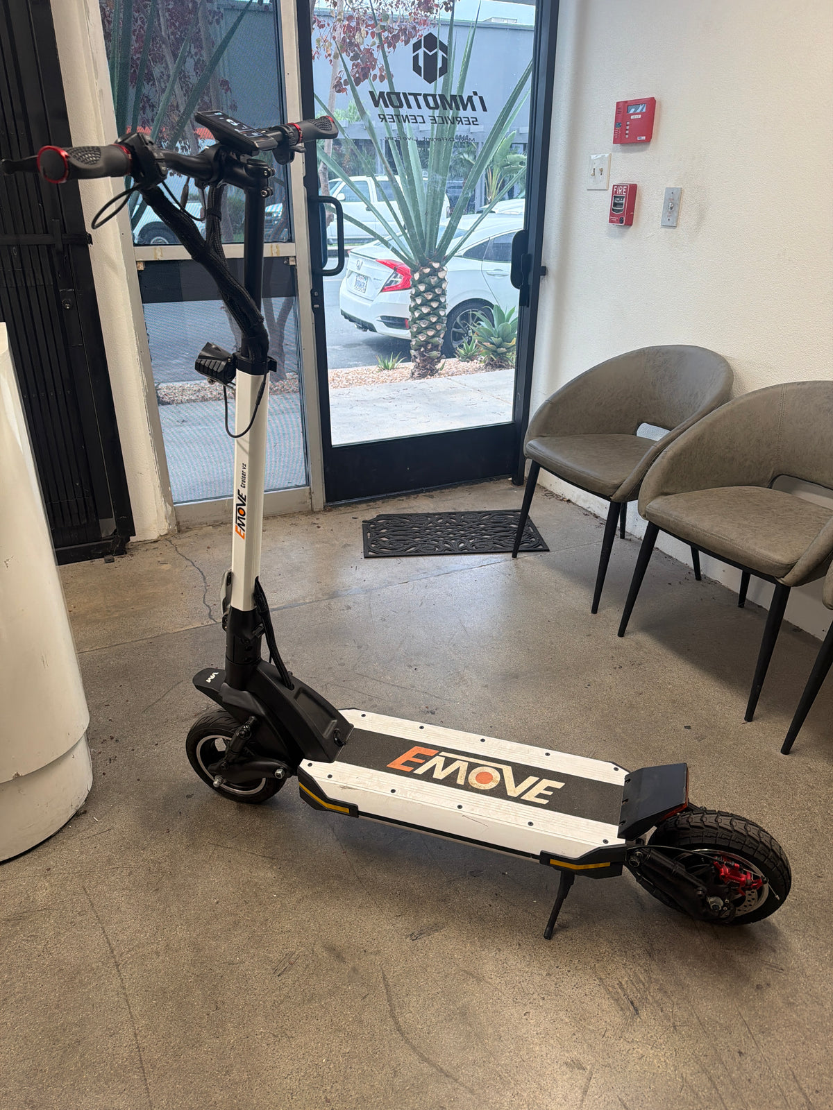 Open Box — Refurbished EMOVE Cruiser Electric Scooter - White (Unit OB-0012) — image.jpg